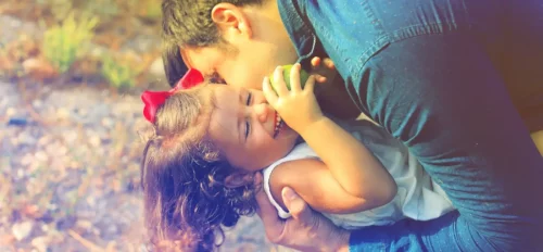 En far krammer sin datter og siger kærlige sætninger
