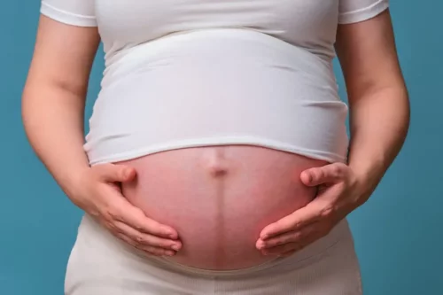 Gravid kvinde oplever en hård mave