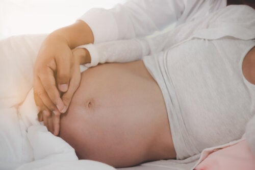 Hård mave under graviditet: Hvorfor opstår det?