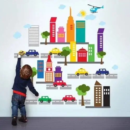 Barn med stor tegning af by på væg