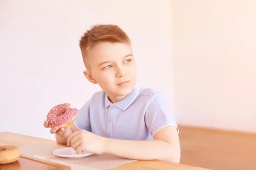 Dreng med donut