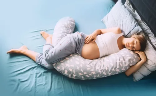 Gravid kvinde sover trygt