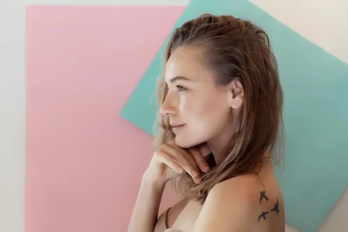 Kvinde med tatovering på skulder
