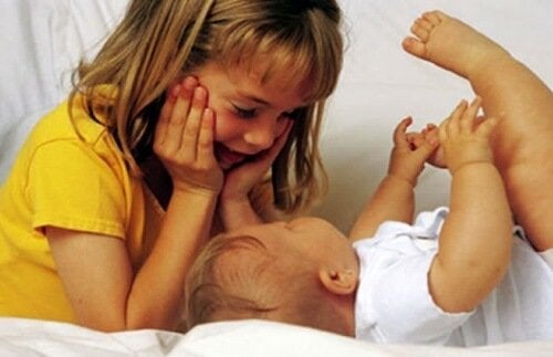 Sådan får du dit førstefødte barn til ikke at føle sig mindre vigtig