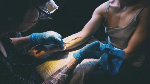 Tatovør illustrerer forholdet mellem amning og tatoveringer