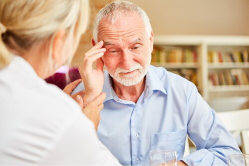 Ældre mand med hukommelsesproblemer repræsenterer demens i familien