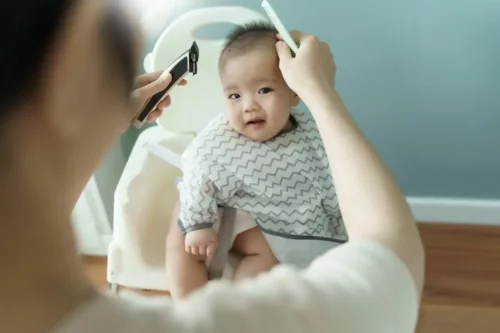 Trimmer bruges til at klippe en babys hår