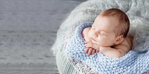Sovende babydreng repræsenterer drengenavne med O