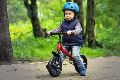 Dreng cykler som eksempel på sport på hjul