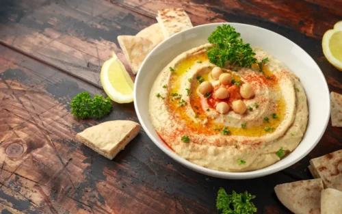Hummus er eksempel på nærende vegetariske og veganske opskrifter til børn