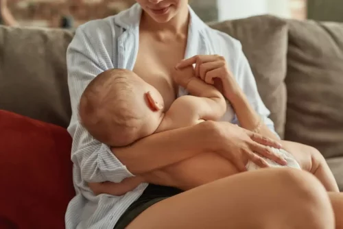En mor ammer og oplever knuder i brysterne under amning