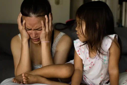 En mor græder som eksempel på en mors følelsesmæssige arbejde