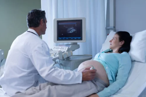 Gravid får foretaget en ultralydsundersøgelse i tredje trimester