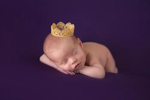 Baby med en krone på repræsenterer navne på dronninger