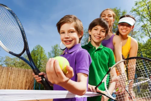 Børn spiller tennis