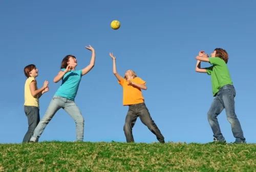 Børn kaster med bolde for at stimulere lateraliteten