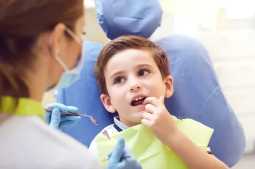Dreng ved tandlæge grundet tandcyster hos børn