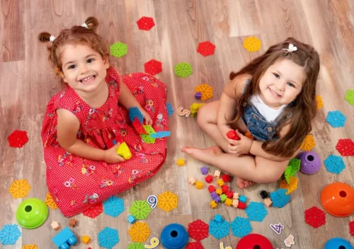 To piger leger på gulv