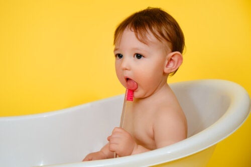 Sådan kan du rengøre en babys tunge