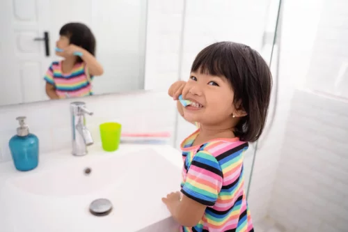 Et barn børster tænder