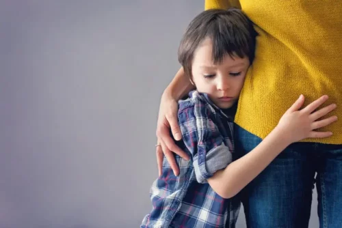Et barn krammer sin mor og repræsenterer en frygt for at svigte andre
