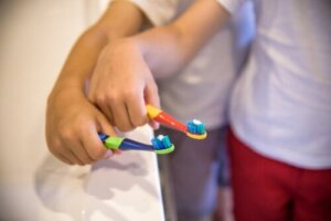 Hvor meget tandpasta anbefales til børn?