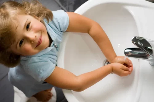 Barn vasker hænder som eksempel på sunde vaner i barndommen