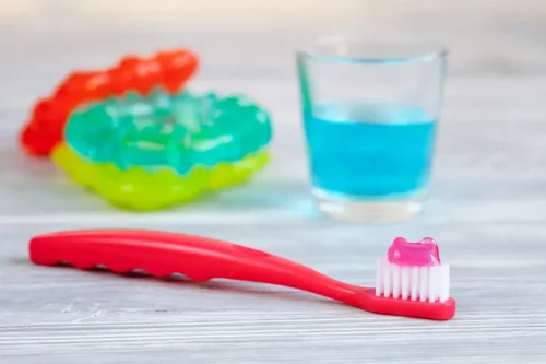 Hvor meget tandpasta skal der på en børnetandbørste som denne?