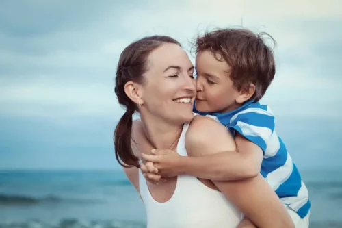 Dreng kysser sin mor og viser værdien af kærlighed