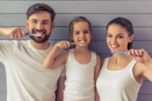 Forældre og barn børster tænder