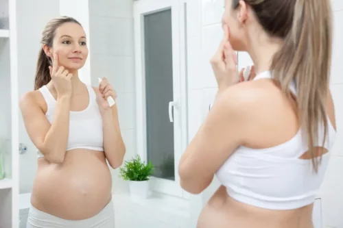 Kvinde plejer sin hud for at undgå rosacea under graviditet