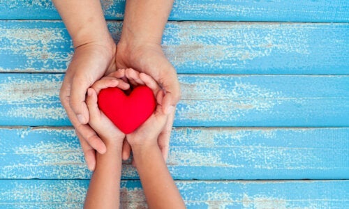 Hvordan lærer man børn værdien af kærlighed?
