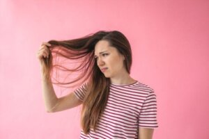 Fedtet hår under graviditet: Hvorfor og hvad skal man gøre?
