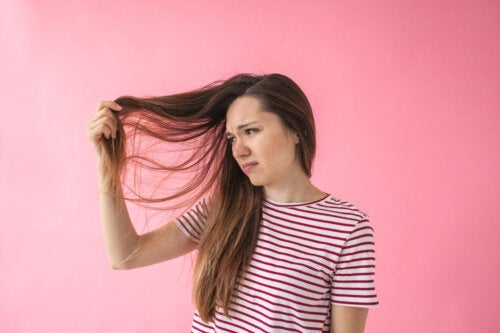 Fedtet hår under graviditet: Hvorfor og hvad skal man gøre?