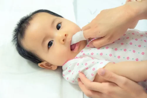 Eksempel på at rengøre en babys tunge