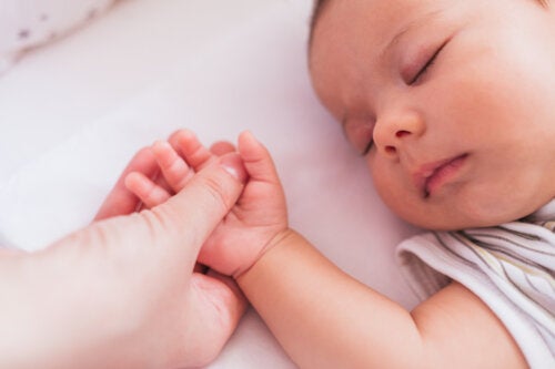 Sommersøvn: 7 tips til at hjælpe dit barn med at sove bedre