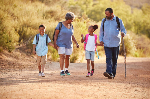 Bedsteforældre på gåtur med børnebørn