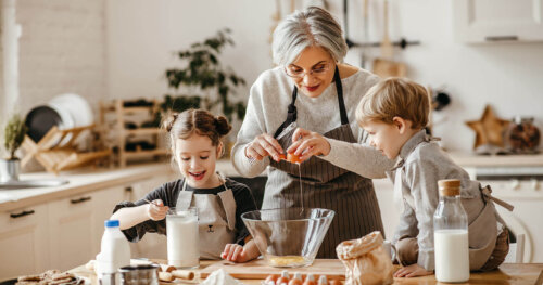 En bedstemor bager med sine børnebørn