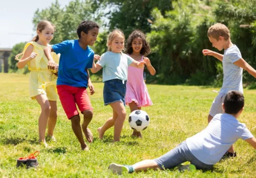 Børn spiller fodbold