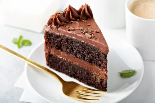 Chokoladekage på tallerken