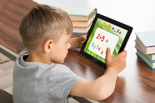 Dreng laver matematik på en tablet