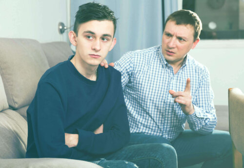 Far skælder teenager ud