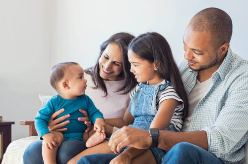 En glad familie med to børn