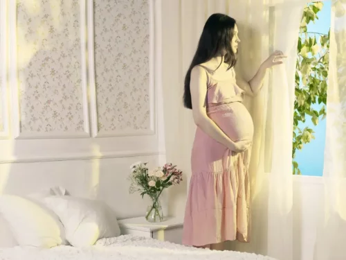 Gravid kvinde med kjole på under en graviditet om sommeren