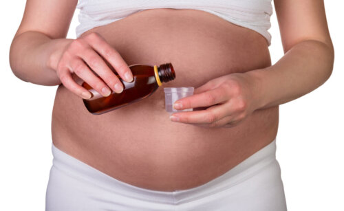 Gravid kvinde tager kosttilskud