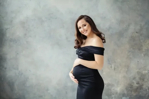 Gravid kvinde i sort kjole