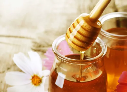 Honning er en af de forbudte fødevarer for mindre børn