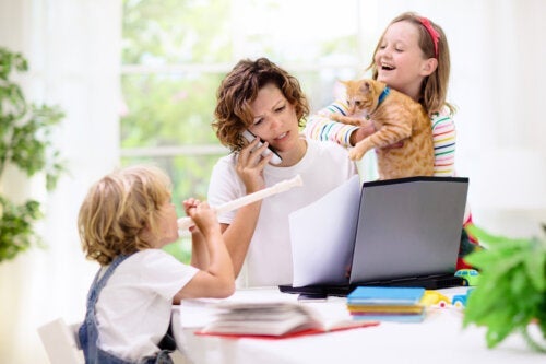 Hvordan man kan underholde børn og arbejde hjemme samtidig