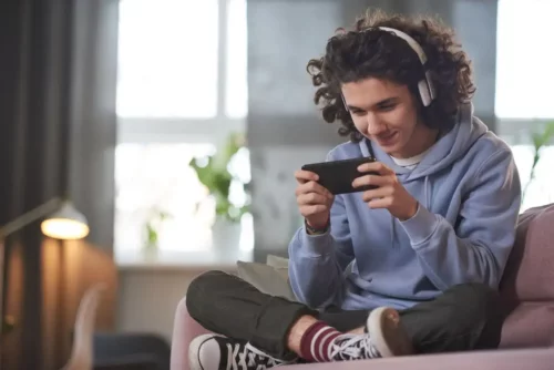Teenager, der spiller på telefon, skildrer en af de største udfordringer, som teenagere står over for