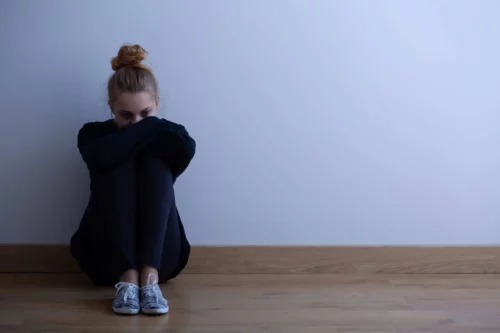 En trist pige symboliserer selvmord hos unge